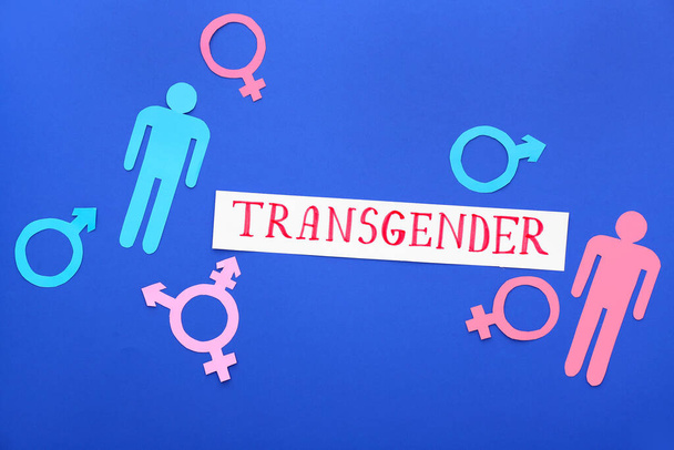 Menschliche Figuren mit Symbolen von Mann, Frau und Transgender auf farbigem Hintergrund - Foto, Bild