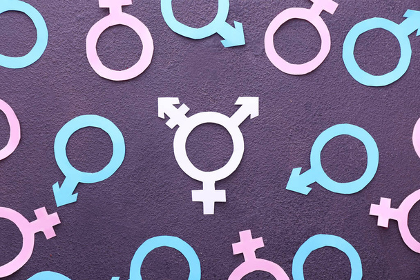 Symbolit mies, nainen ja transsukupuolinen tumma tausta
 - Valokuva, kuva