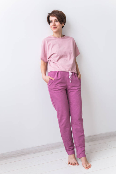 Warmes rosafarbenes Set zum Schlafen. Weiches Baumwoll-T-Shirt und -Hose. Bequeme Kleidung für gesunden Schlaf. Pyjama-Konzept. - Foto, Bild