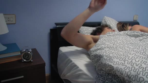 Nuori mies pysäyttää herätyskellon
 - Materiaali, video
