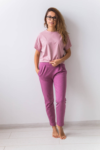 Kit rosa quente para roupa de casa. T-shirt de algodão macio e calças. Roupas confortáveis para um sono saudável. Conceito de pijama
 - Foto, Imagem