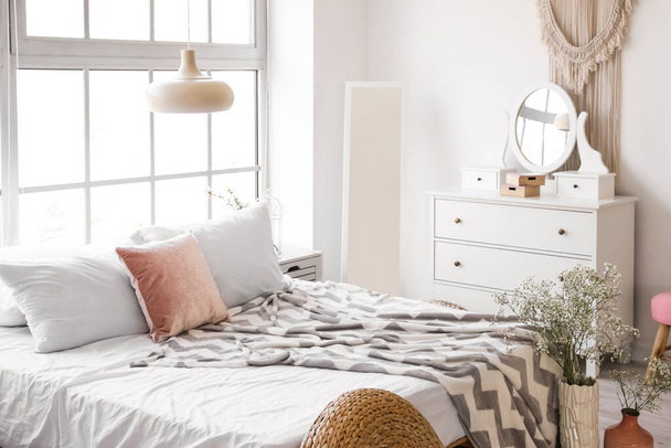 Interno di bella camera da letto moderna con fiori primaverili - Foto, immagini