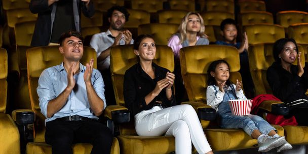 Люди смотрят кино в кинотеатре. Концепция группового отдыха и развлечений. - Фото, изображение