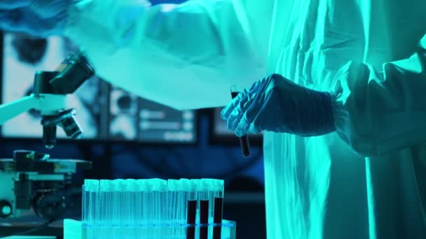 Wissenschaftler in Schutzanzügen waschen sich im Forschungslabor die Hände mit antiseptischer Seife. Coronavirus 2019-ncov hazard, pharmazeutische Entdeckung, Bakteriologie und Virologie-Konzept. - Filmmaterial, Video