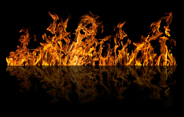 изолированные на черной полосе огня с отражением
 - Фото, изображение