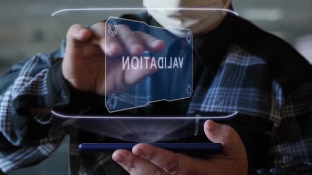 Oude man toont hologram met tekst Validatie - Video