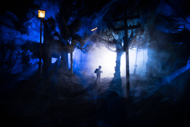 戦争の概念。戦場の霧の空を背景にした軍のシルエット、曇ったスカイラインの下の世界大戦兵士シルエット夜。荒廃した都市での戦い。選択的焦点 - 写真・画像