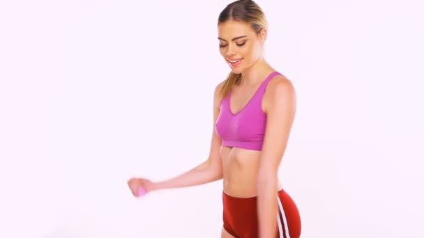 Fit mujer haciendo ejercicio con mancuernas
 - Imágenes, Vídeo