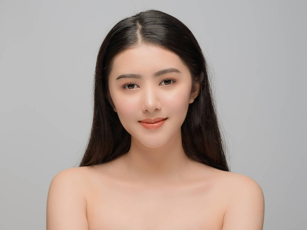 Piękna młoda kobieta azjatycka z czystą, idealną skórą. Portret model naturalny makijaż. Spa, pielęgnacja skóry i zdrowie wellness - Zdjęcie, obraz
