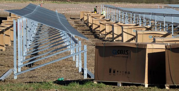 Solární panelová energetická farma s hromadně připojenými silikonovými jednotkami. - Fotografie, Obrázek