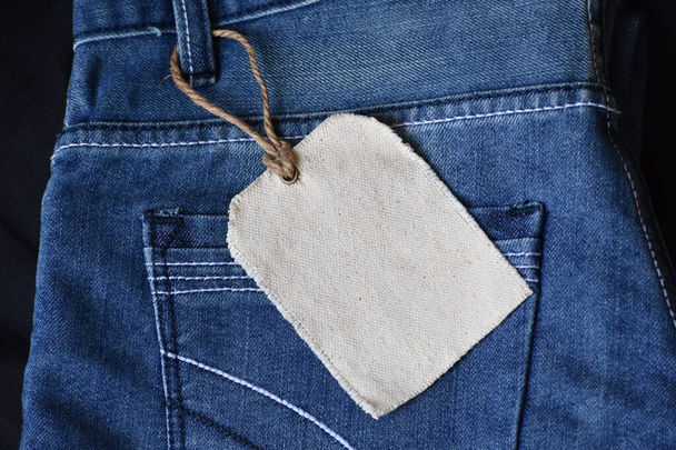 Plain oblečení tag mokup na džínách pozadí - Fotografie, Obrázek