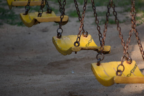 Prázdné výkyvy v dětském parku ve školce - Fotografie, Obrázek