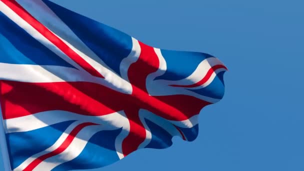 İngiliz ulusal bayrağı rüzgarda dalgalanıyor. - Video, Çekim