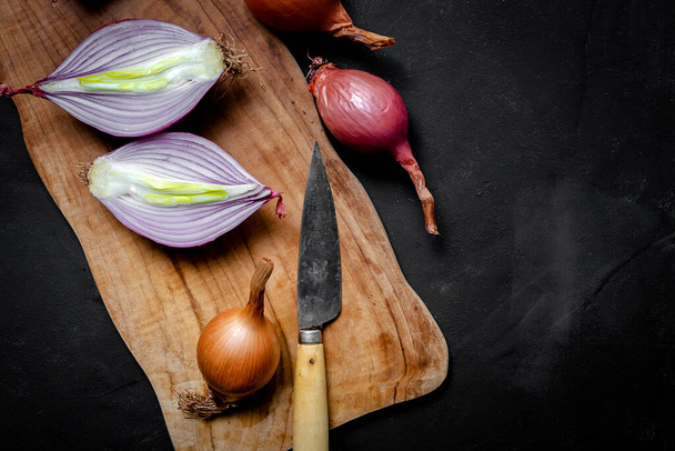 Fresh red and white onions on dark background.Vegan food.Food Ingredient - Foto, afbeelding