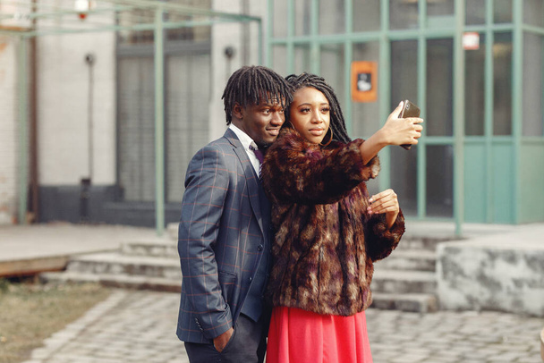 Stylish black couple spending time in a spring city - Zdjęcie, obraz
