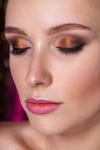 close-up portrait of attractive young model with bright make-up - Foto, afbeelding