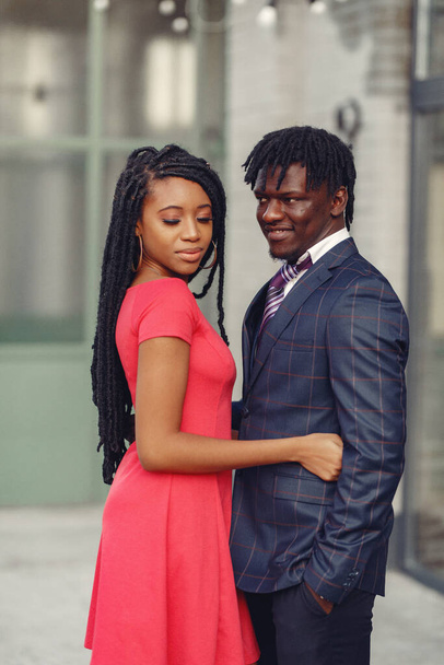 Stylish black couple spending time in a spring city - Foto, Imagen