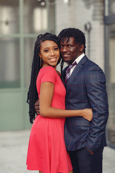 Stylish black couple spending time in a spring city - Foto, afbeelding
