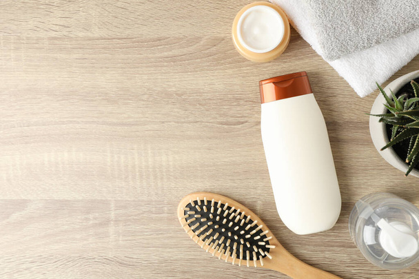 Σύνθεση με προϊόντα περιποίησης μαλλιών σε ξύλινο φόντο, top view - Φωτογραφία, εικόνα