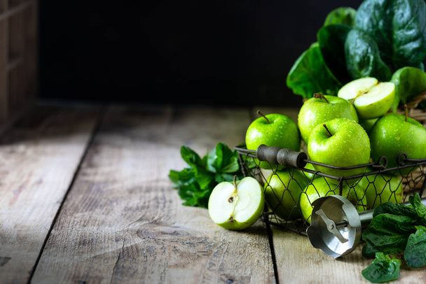 csoport egészséges zöld alma, spenót, banán és menta összetevők egy smoothie. Méregtelenítő, étrend, egészséges, vegetáriánus étel koncepció. Szabad hely a szövegnek. Fénymásolási hely - Fotó, kép