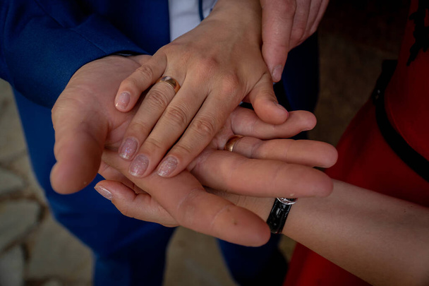 愛するカップルの手の閉鎖 - 写真・画像