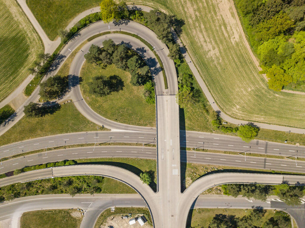 Letecký pohled na křižovatku silnic s nadjezdem ve Švýcarsku. - Fotografie, Obrázek