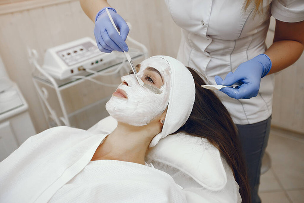 Woman in cosmetology studio on a procedures - Foto, afbeelding