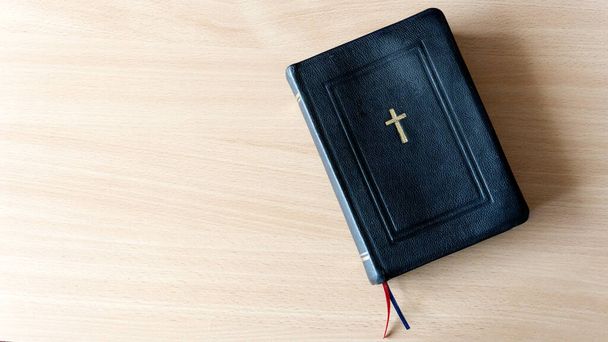 Santa Biblia negra sobre el fondo de madera. Concepto cristiano
. - Foto, Imagen
