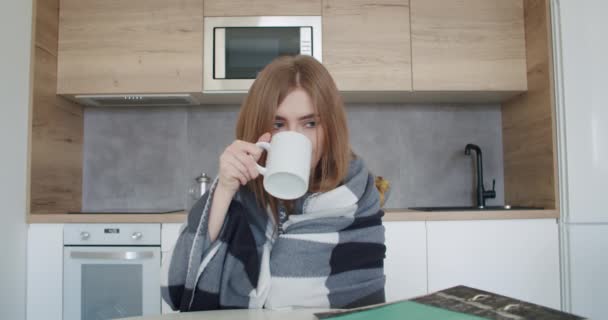 Sick young caucasian woman make video chat - Video, Çekim