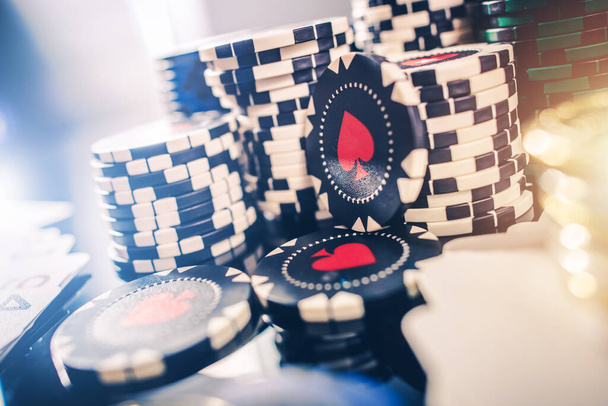 Las Vegas-i játékasztal. Pile of Casino Poker Chips Closeup Photo. Szerencsejáték-ipar. - Fotó, kép