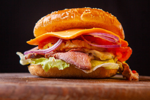hamburger fresco con verdure di carne di formaggio e pomodoro
 - Foto, immagini
