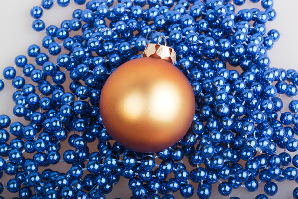 Oranssi joulupallo ja siniset helmet
 - Valokuva, kuva