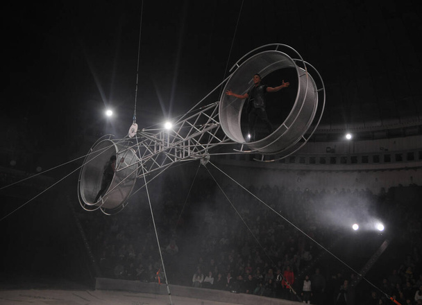 Acrobats sirkuksen alla Saksan sirkuksen "mustavalkoinen" kansainvälisen ohjelman ensi-illan aikana Ukrainan kansallissirkuksessa Kiovassa, 1. helmikuuta 2019
. - Valokuva, kuva