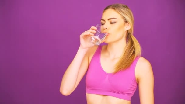 Fitness woman drinking water - Footage, Video