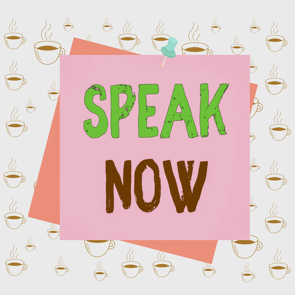 Εγγραφή σημειώματος που δείχνει Speak Now. Business photo showcasing Επικοινωνήστε μαζί μας τα συναισθήματα και τις πληροφορίες σας Voice out Υπενθύμιση χρώματος φόντο πινέζα σημείωμα τετράγωνο. - Φωτογραφία, εικόνα