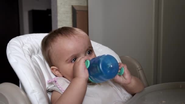 Bella bambina beve acqua dalla bottiglia
. - Filmati, video