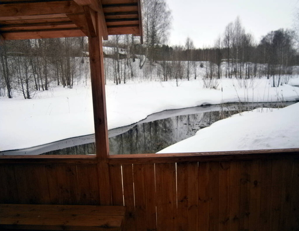 pavilon a folyóparton télen - Fotó, kép
