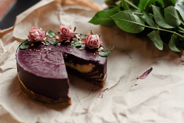 chocolate cake with rose - Foto, afbeelding
