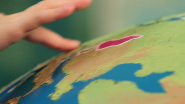 kleine hand tonen op een wereldbol aarde - Video