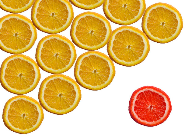 オレンジのスライスと赤のスライスがたくさんあります。他の誰とも違う. - 写真・画像