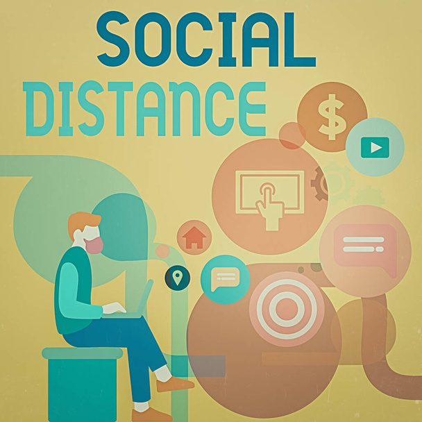 Pisanie tekstu Social Distance. Koncepcja biznesowa dla stopnia akceptacji ogólnej interakcji osób Man Siadając z laptopem na kolanach i SEO Driver Ikony na Blank Space. - Zdjęcie, obraz