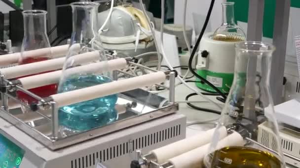 ガラス試験管フラスコ内の液体試薬。医療用医薬品研究所装置。ワクチンと薬物の研究、診断と分析、 Covid-19またはコロナウイルスパンデミックの概念。暖房ロシア人 - 映像、動画