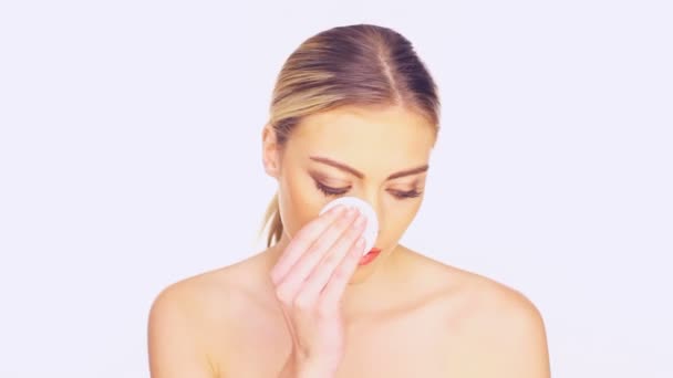 Retrato de belleza de una mujer limpiándose la cara
 - Imágenes, Vídeo