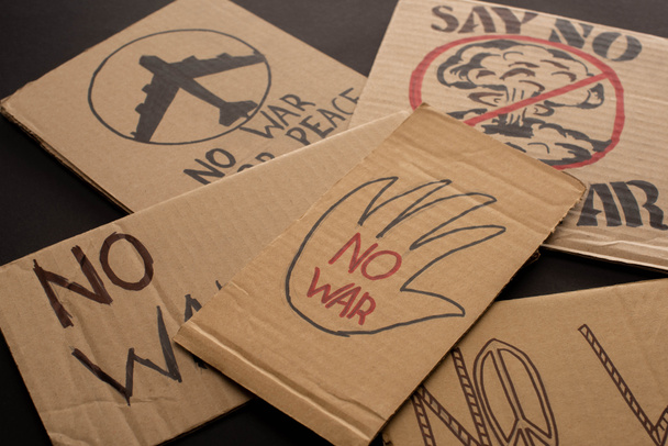 carteles de cartón sin letras de guerra sobre fondo negro
 - Foto, Imagen