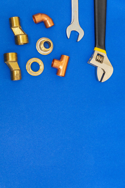 Ensemble d'outils nécessaires pour la plomberie isolé sur fond bleu avec espace pour la publicité
 - Photo, image