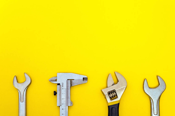 Conjunto de herramientas para fontaneros sobre fondo amarillo con espacio para publicidad - Foto, Imagen