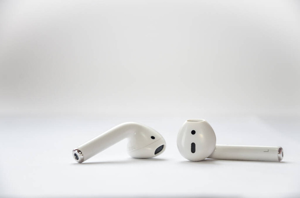 Ασύρματα ακουστικά σε λευκό φόντο. - Φωτογραφία, εικόνα