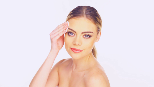 Retrato de beleza de uma mulher limpando seu rosto
 - Filmagem, Vídeo