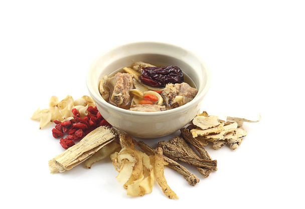 健康食品-白い背景に多くの中国の漢方薬と周りの明確なスープのボウル - 写真・画像