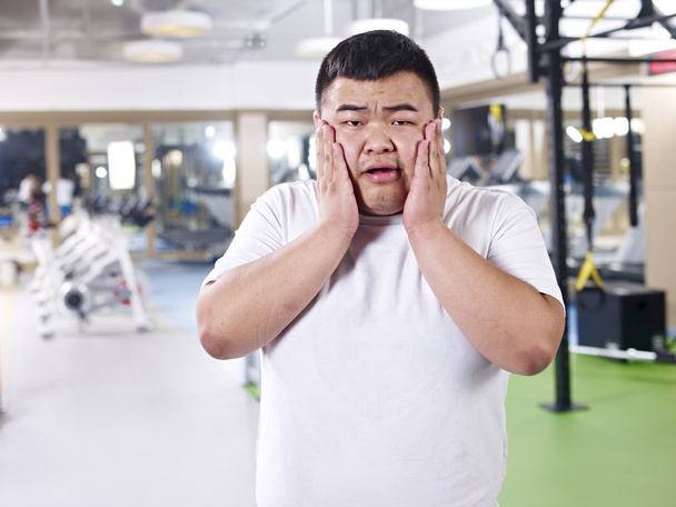 Hombre con sobrepeso en el gimnasio
 - Foto, imagen